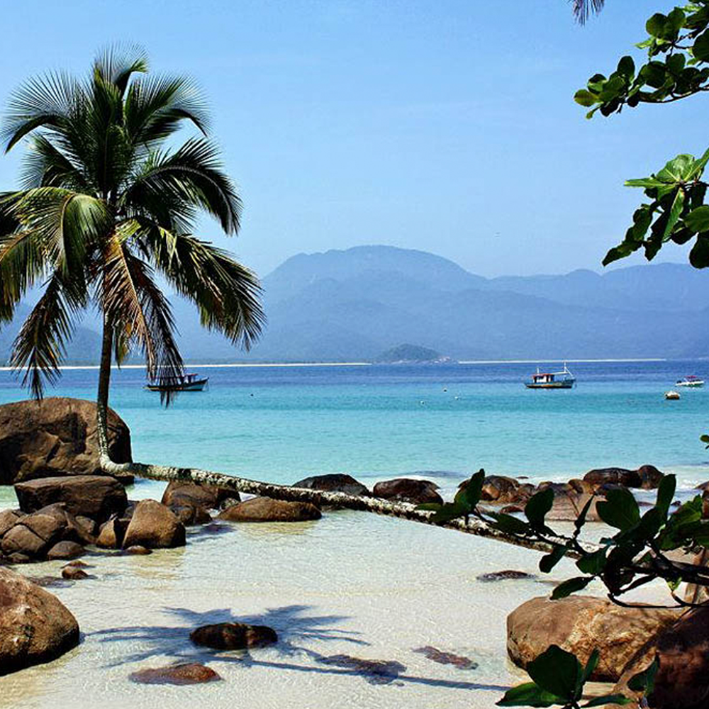 A Praia do Aventureiro é um ponto paradisíaco de Ilha Grande, em Angra dos Rei...
