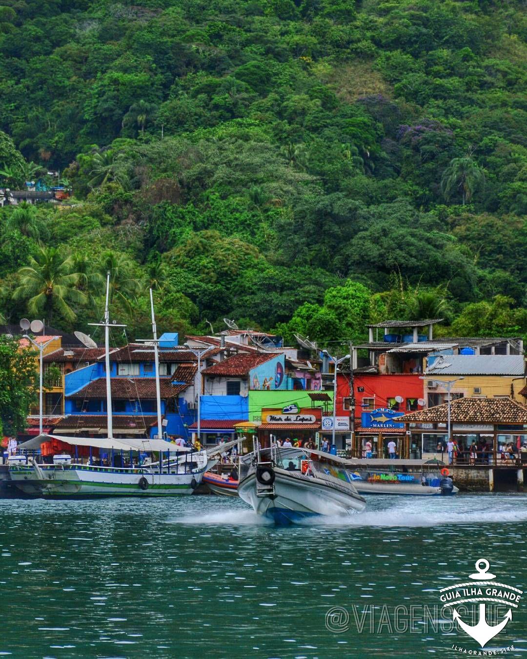 Chegamos em Ilha Grande. A Vila do Abrãao é o centrinho, mas existem outras op...
