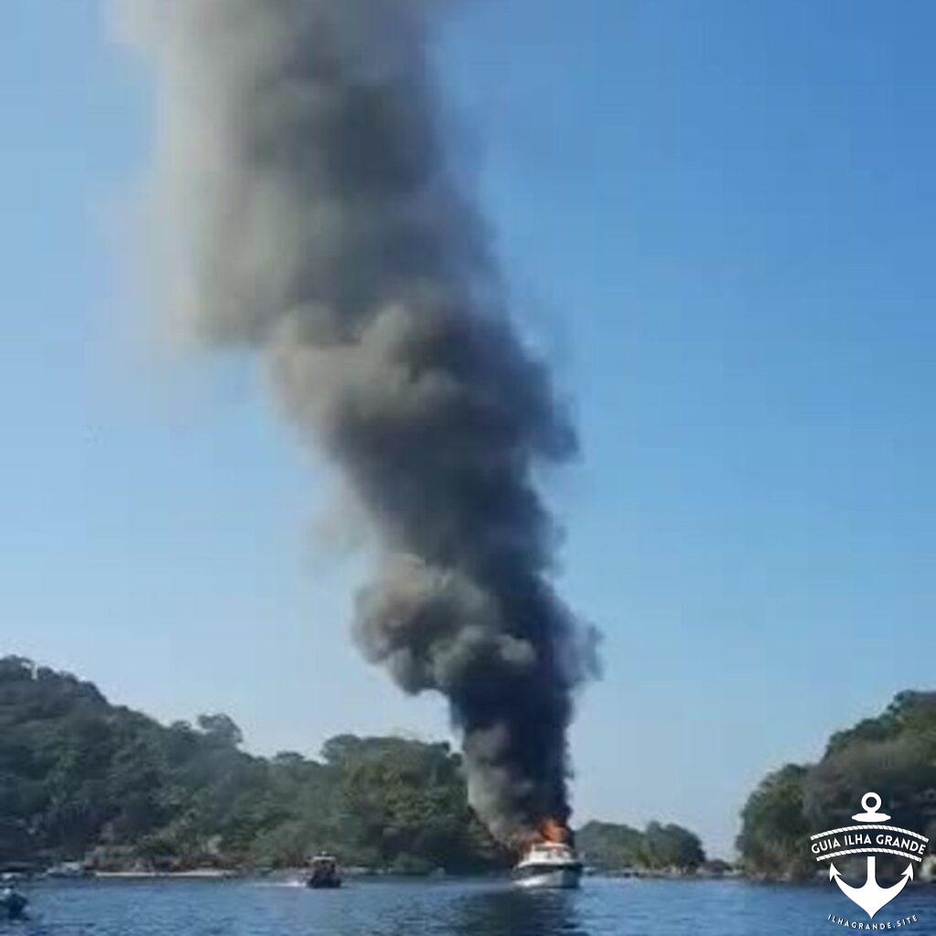 Lancha é destruída por incêndio no mar de Angra dos Reis | Sul do Rio e Costa Verde