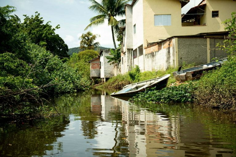 ocupação irregular das margens do Rio Tavares, Ubatuba