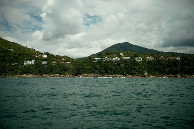 topos de morros ocupados irregularmente em Ubatuba