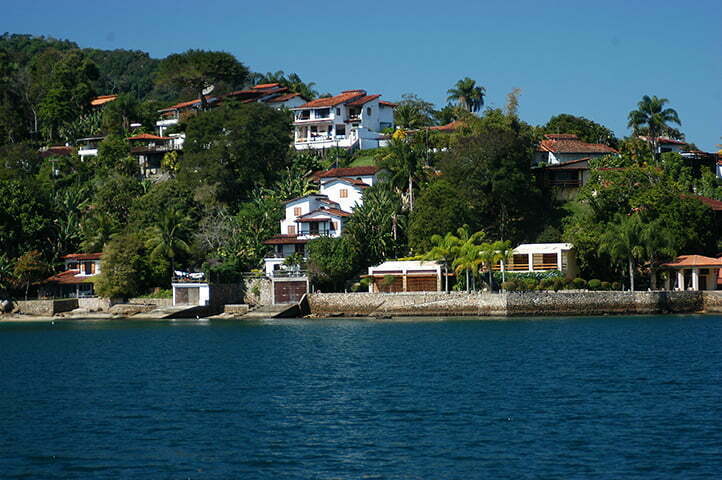 Ilha Grande (RJ) cortiço em morro
