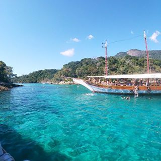 SEM CONDIÇÕES A COR DESSA ÁGUA! Essa é a Lagoa Azul, em Ilha Grande. Qual ad...